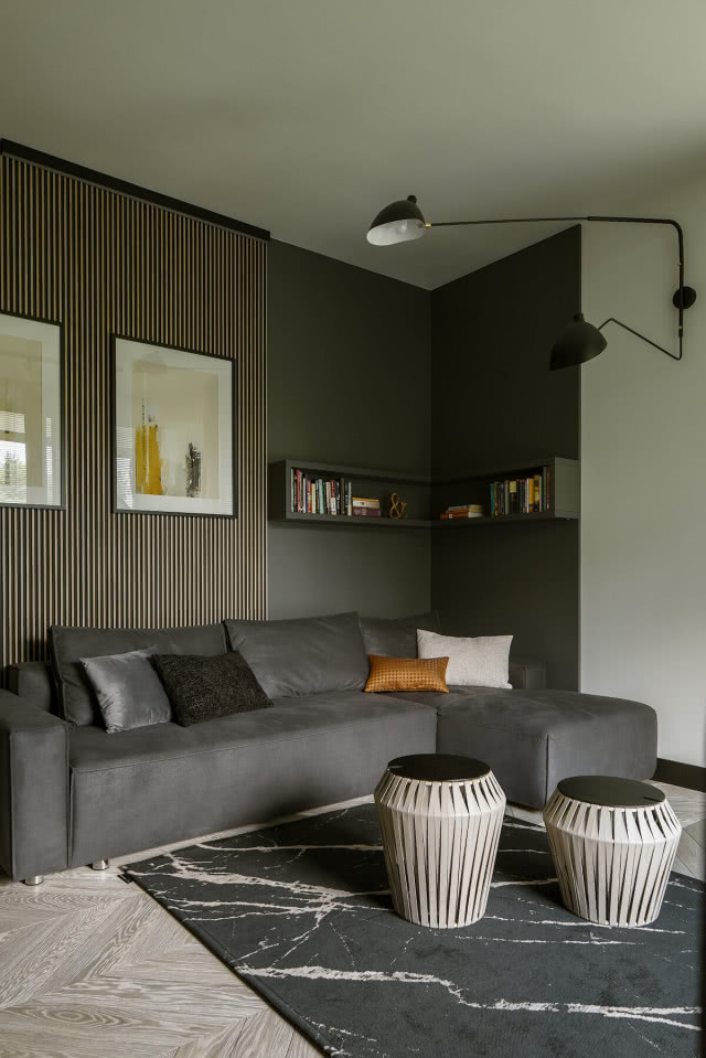 gabinet w domu z kanapą wypoczynkową