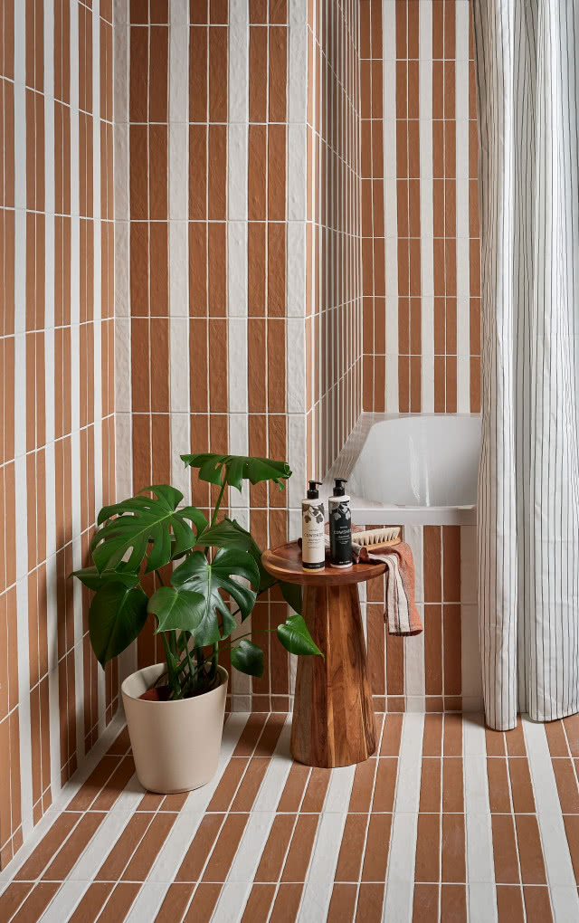 płytki w kształcie pasków - modne wnętrza