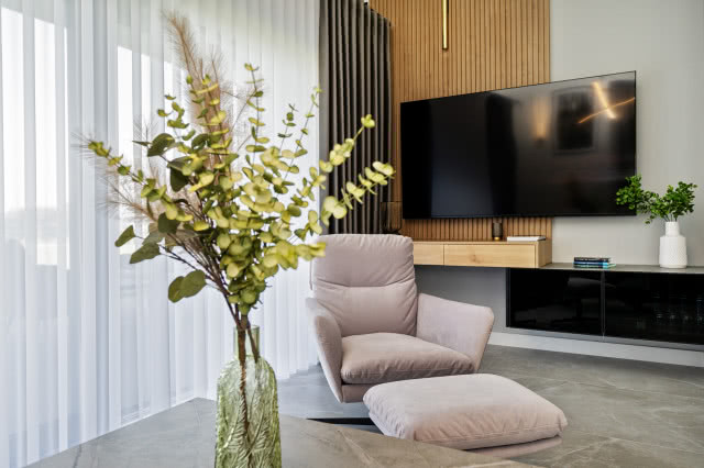 Salon w beżu i drewnie