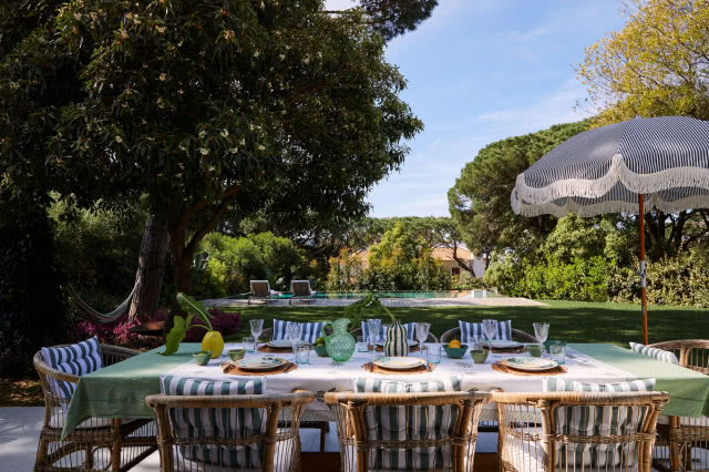 Taras z parasolem ogrodowym