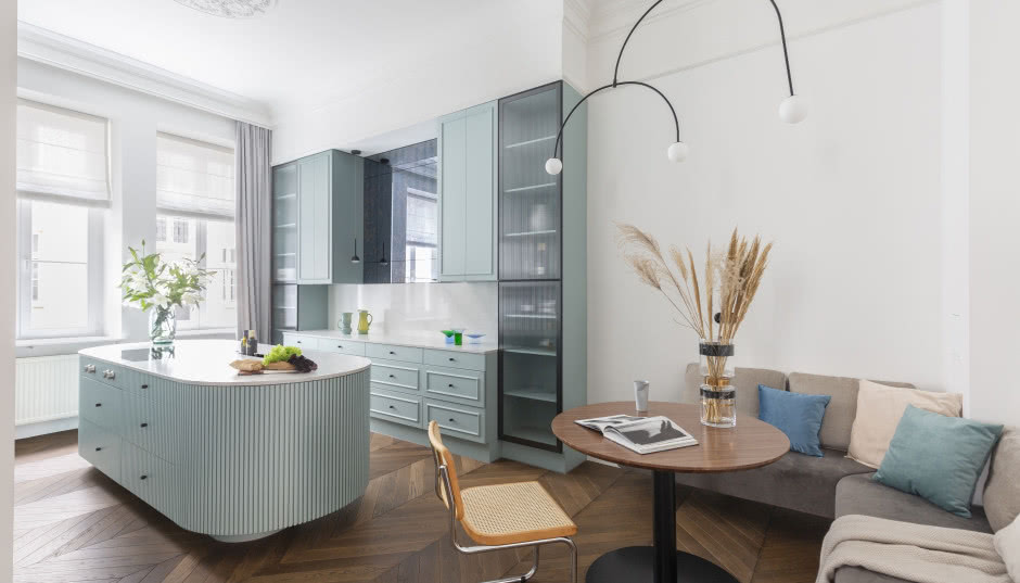 Apartament z francuskim klimatem w przedwojennej kamienicy. Powstał z dwóch mniejszych mieszkań! 