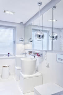 Biała łazienka z ceramiką Philippe Starcka