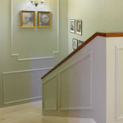 Beżowo-czarna łazienka na parterze pełni rolę...