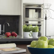 Fotelowi Ania domalowała pasiaste "skarpetki"