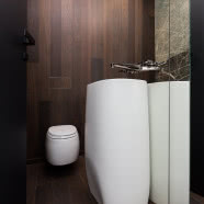 Wnętrze podróżnika na krakowskim Kazimierzu. Pod sufitem zawisł...samolot!