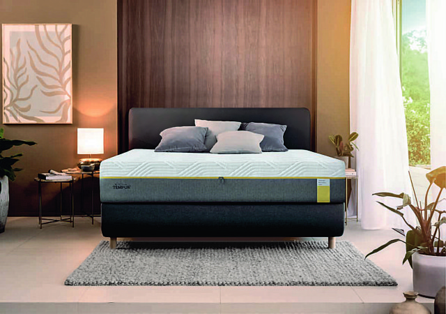 sypialnia z drewnianą ścianą