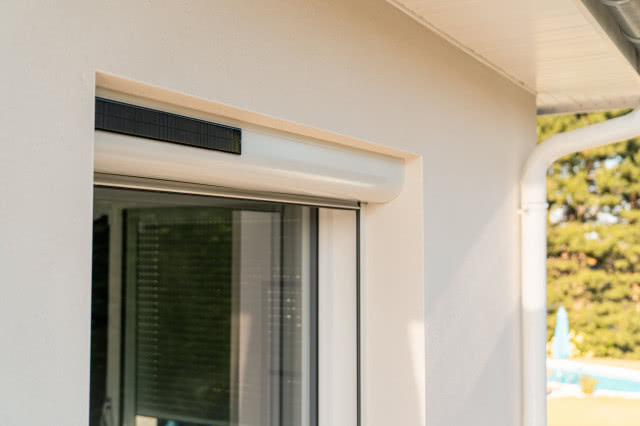 wbudowany akumulator, rolety zewnętrzne, rynna