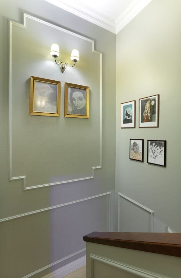 Galeria nad schodami - wiszące tu obrazy...