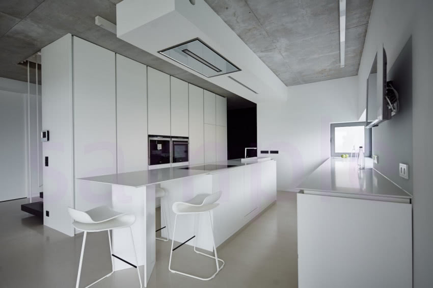 Wyspę kuchenną zrobiono, podobnie jak drzwi...