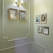 Beżowo-czarna łazienka na parterze pełni rolę...