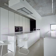 Wyspę kuchenną zrobiono, podobnie jak drzwi...