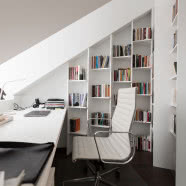 Wnętrze podróżnika na krakowskim Kazimierzu. Pod sufitem zawisł...samolot!