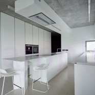 Beton, minimalizm i panorama Krakowa za oknem