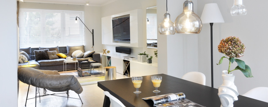 Białe wnętrza i kolorowy design