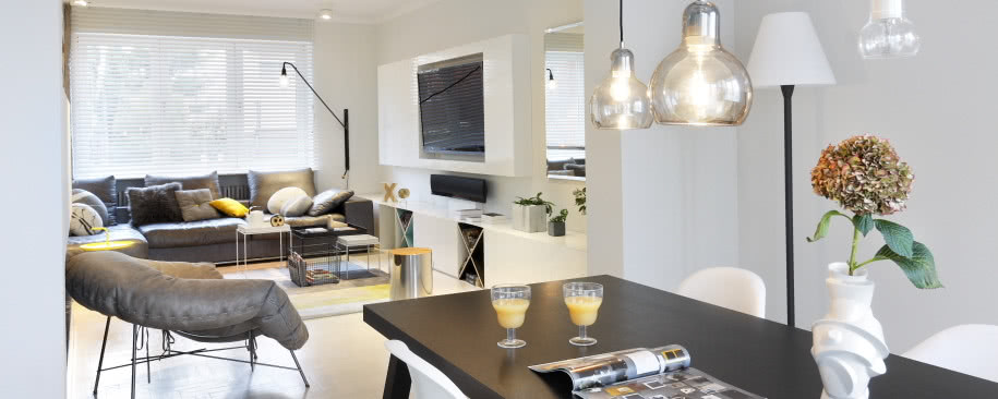 Białe wnętrza i kolorowy design