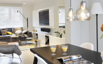 Białe wnętrza i kolorowy design