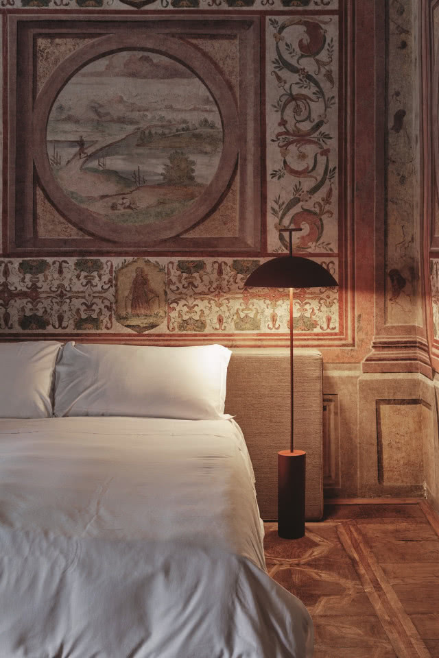 sypialnia z kilimem na ścianie