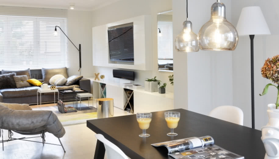 Białe wnętrza i kolorowy design