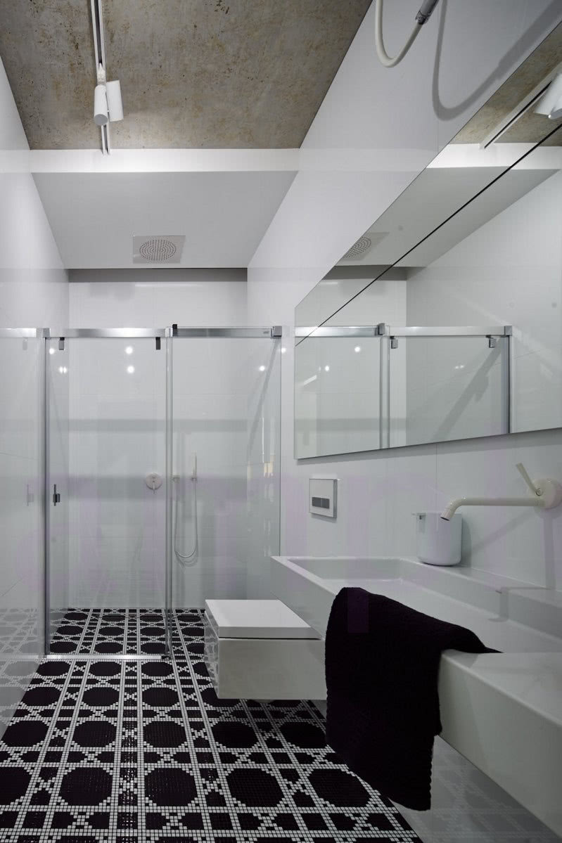 Łazienka na parterze. Prosta, biała,...