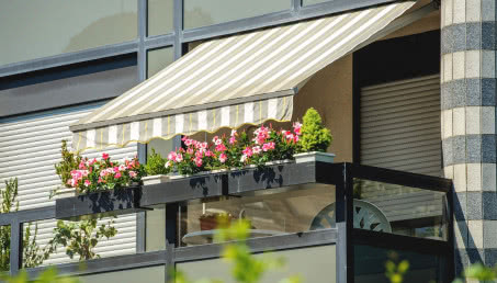 Zadaszenie balkonu w bloku i domu - jakie wybrać i jak je zamontować?