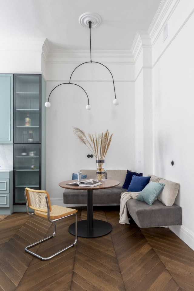 mieszkanie vintage z błękitną kuchnią i zaokrągloną wyspą kuchenną