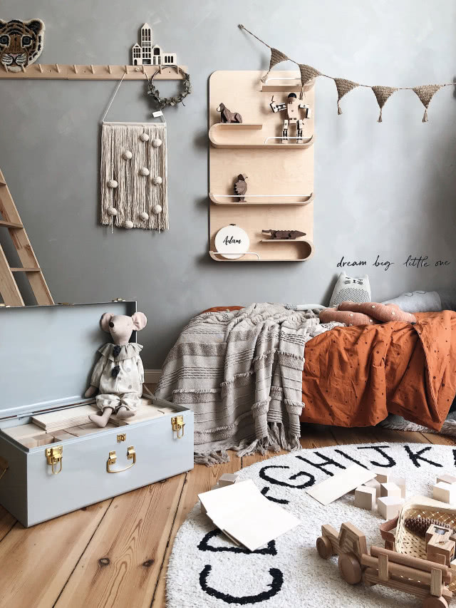 drewniana listwa z haczykami, kufer na drewniane klocki, pomarańczowa pościel, drewniane zabawki, drewniana wisząca pólka nad łóżkiem