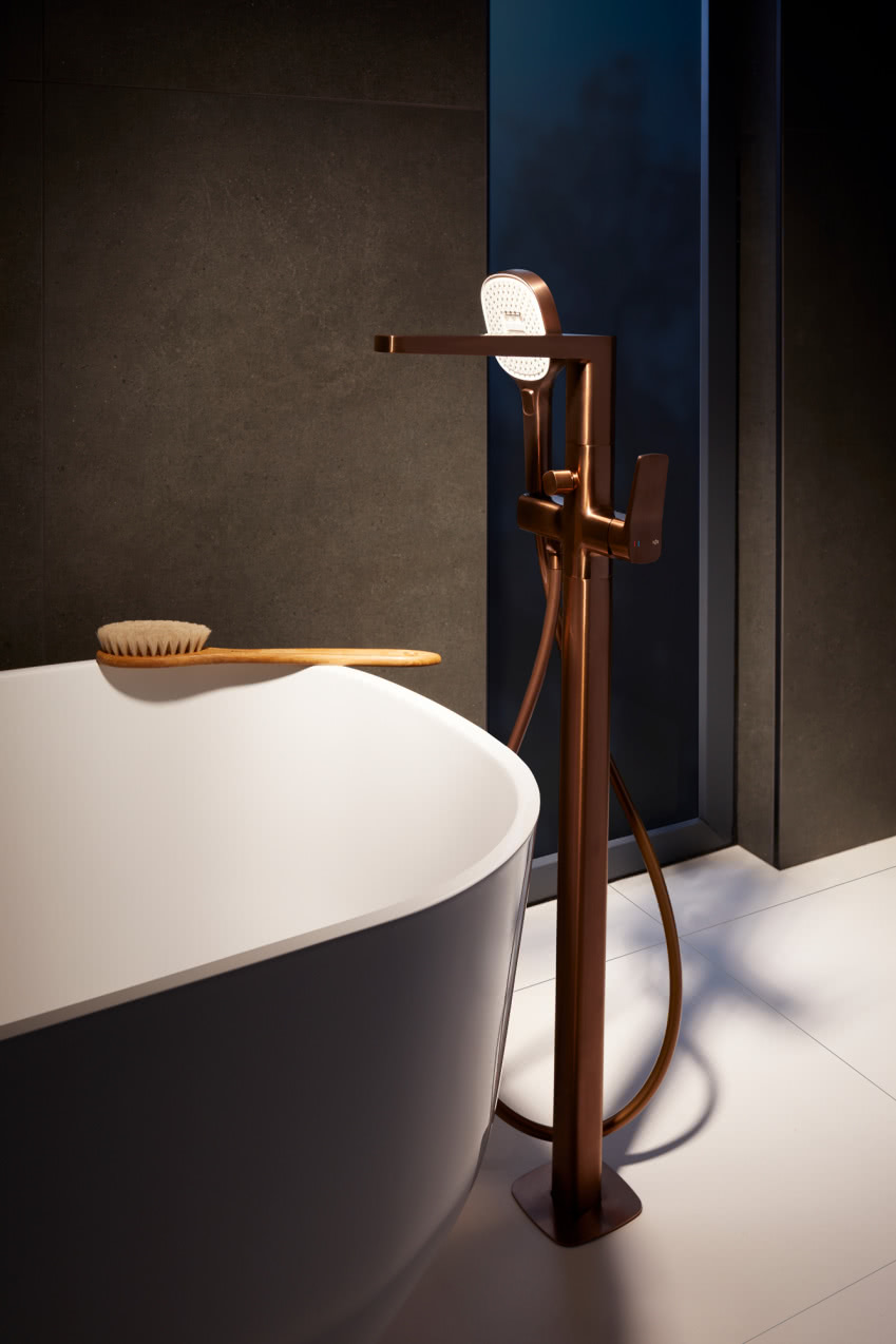 Bateria wannowa wolnostojąca z kolorze różowe...