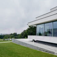 Beton, minimalizm i panorama Krakowa za oknem