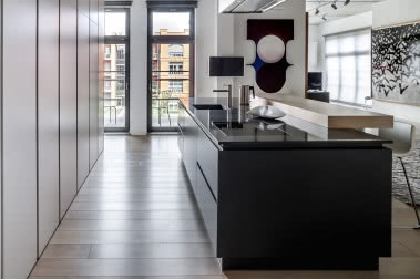 Czarna wyspa kuchenna - do jakich wnętrz pasuje i z jakimi kolorami ją łączyć?