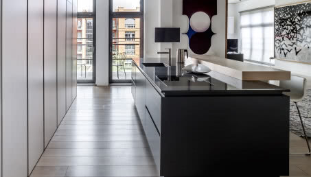 Czarna wyspa kuchenna - do jakich wnętrz pasuje i z jakimi kolorami ją łączyć?