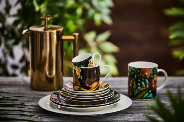 zestw kawowy z motywem kwiatowym