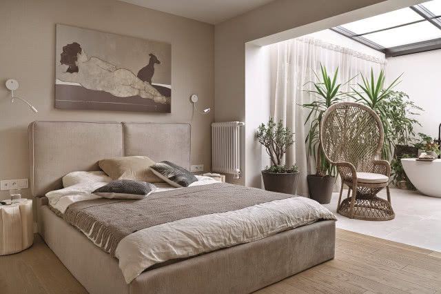 beżowa sypialnia z roślinami