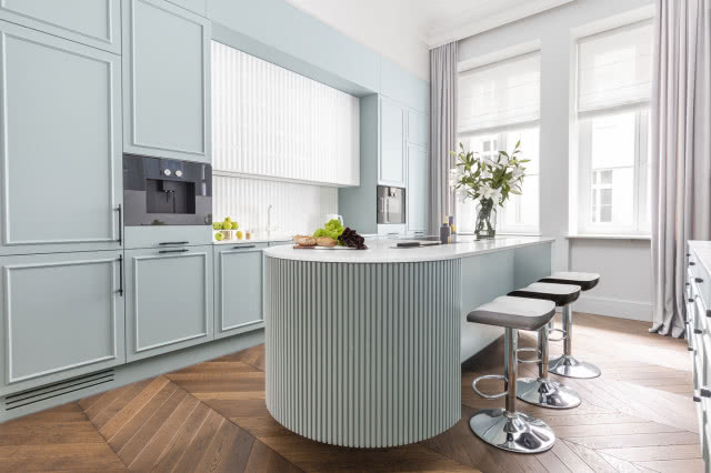 mieszkanie vintage z błękitną kuchnią i zaokrągloną wyspą kuchenną