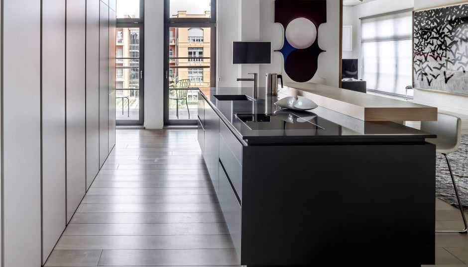 Czarna wyspa kuchenna - do jakich wnętrz pasuje i z jakimi kolorami ją łączyć?