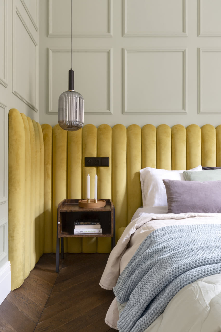 W głównej sypialni łóżko otula wykonany na...