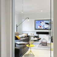 Białe wnętrza i kolorowy design