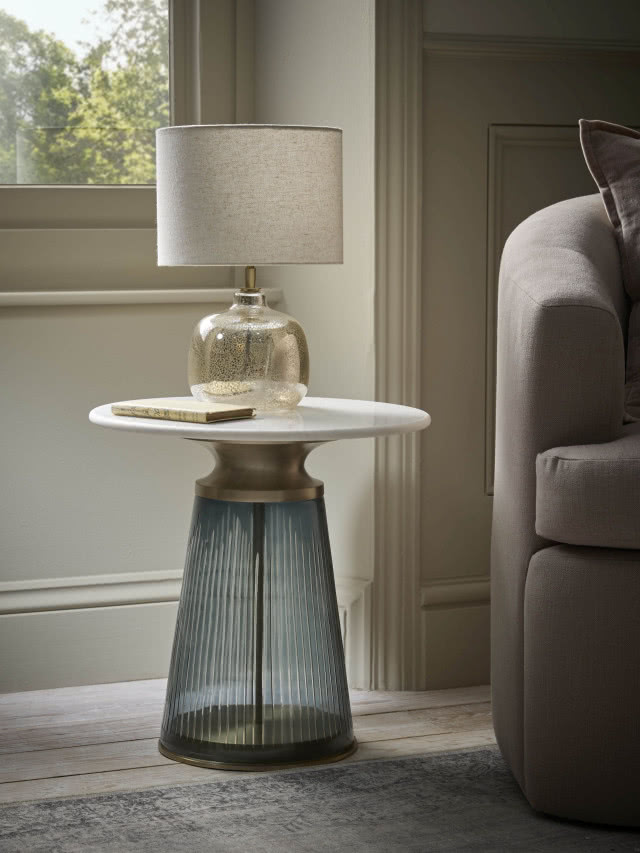 stolik ze szklaną podstawą