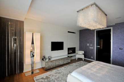 Sypialnia. sznury z koralików przesłaniające wejście do garderoby - zaprojektował Roberto Cavalli