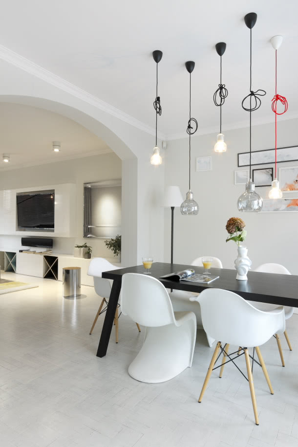 Zarówno stół, jak i designerskie krzesła z...