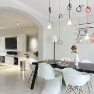 Białe wnętrza i kolorowy design