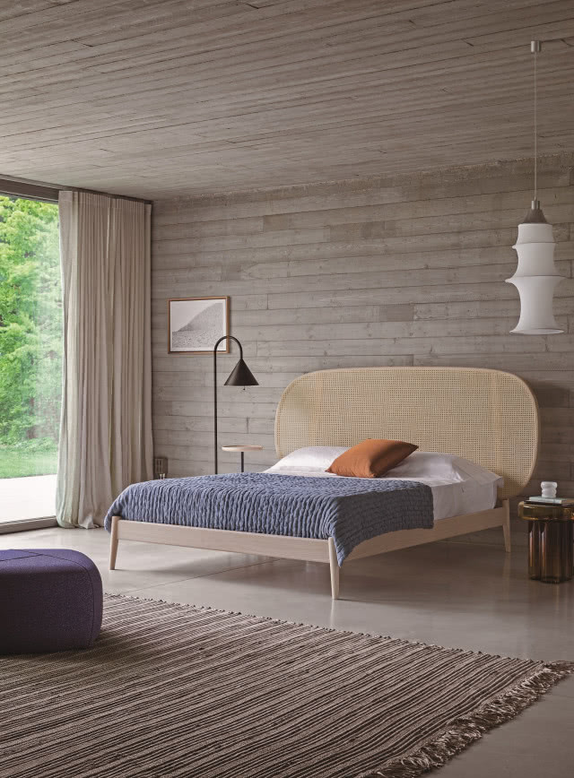 łóżko japandi z plecionki wiedeńskiej