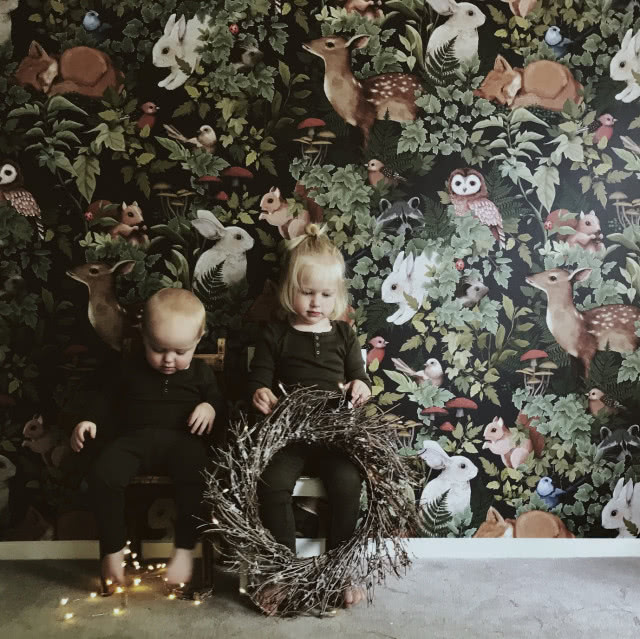 tapeta przedstawiająca zwierzęta leśne ukrywające się wśród gałęzi