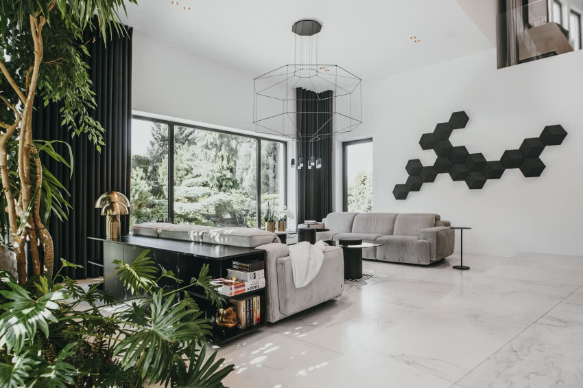 Ustawione naprzeciwko siebie
dwie sofy marki...