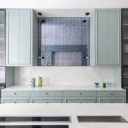 Apartament z francuskim klimatem w przedwojennej kamienicy. Powstał z dwóch mniejszych mieszkań! 