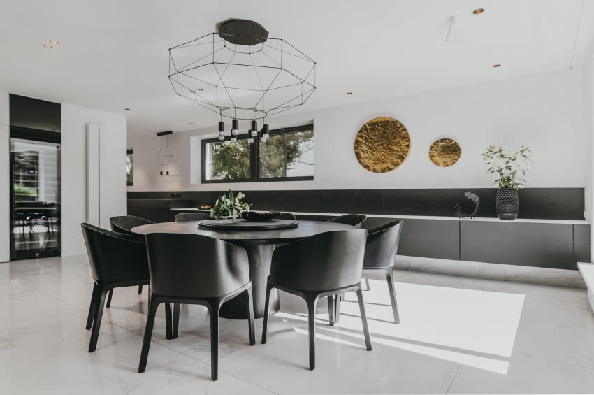 Złote plafony na ścianie w strefie...