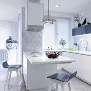 Białe wnętrza i kolorowy design