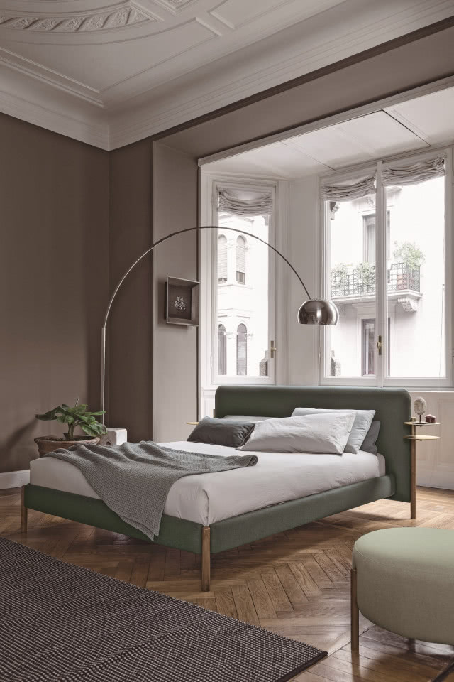 łóżko z zaokrąglonym zagłówkiem