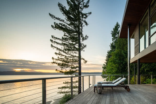 Do tarasy przytula się wysoka sosna.