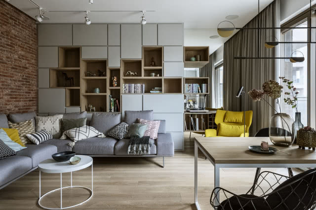 Szara sofa w salonie