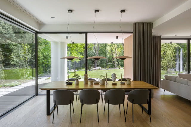 Jadalnia z dużymi oknami od sufitu do podłogi